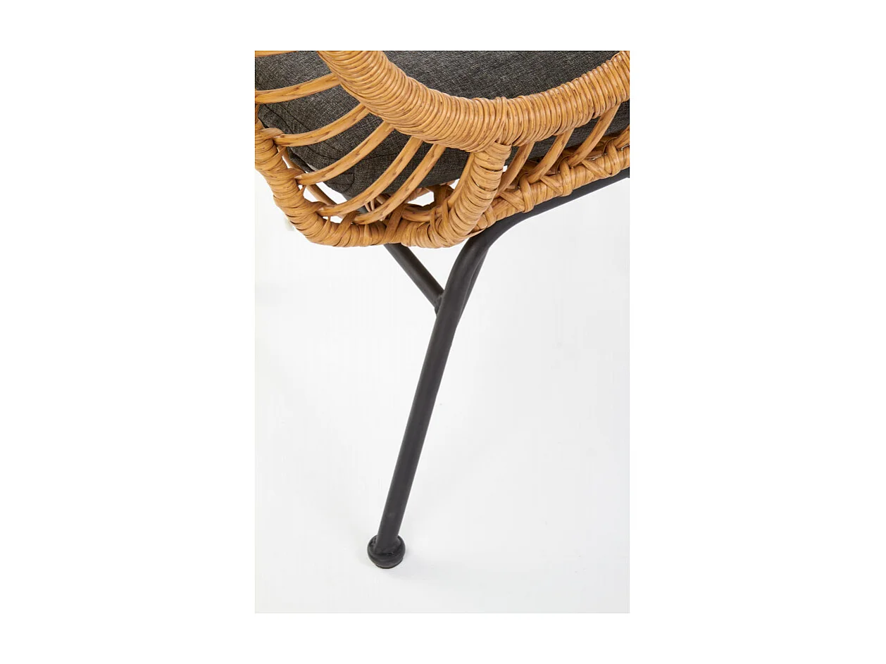 Fauteuil lounge en rotin synthétique avec coussin gris et structure en acier noir Carnac