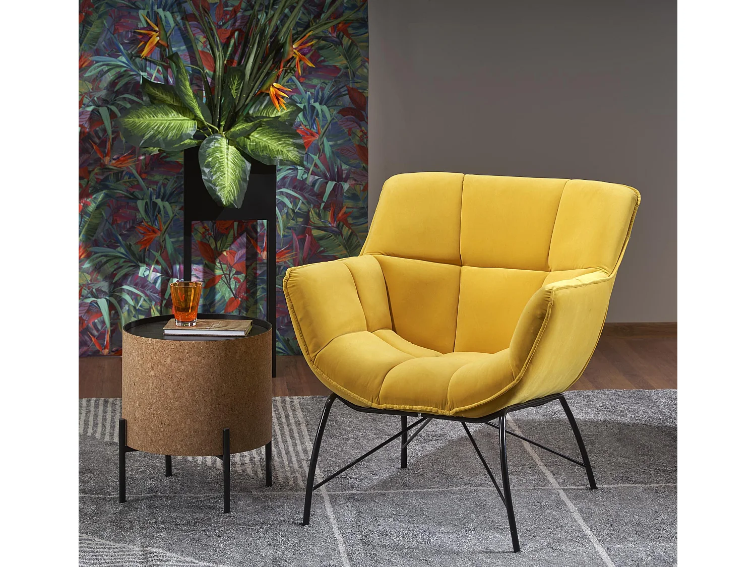 Fauteuil contemporain en velours jaune avec pieds design en métal noir BRIAC