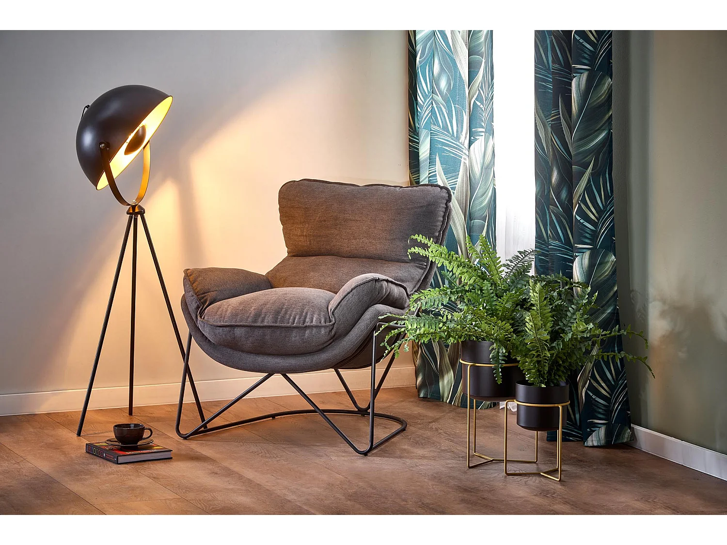 Fauteuil lounge en tissu gris avec piètement en métal noir GREGOR