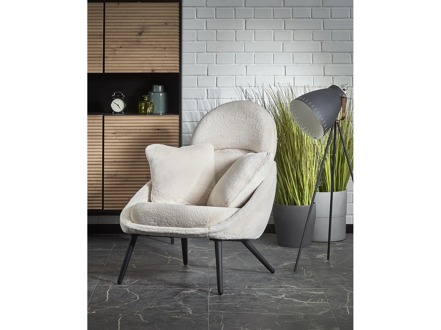 Tumbona de diseño en tejido beige con patas de metal negro Plazza