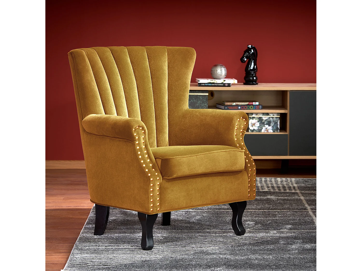 Fauteuil en velours jaune avec accoudoirs cloutés et pieds en bois massif MEDICIS