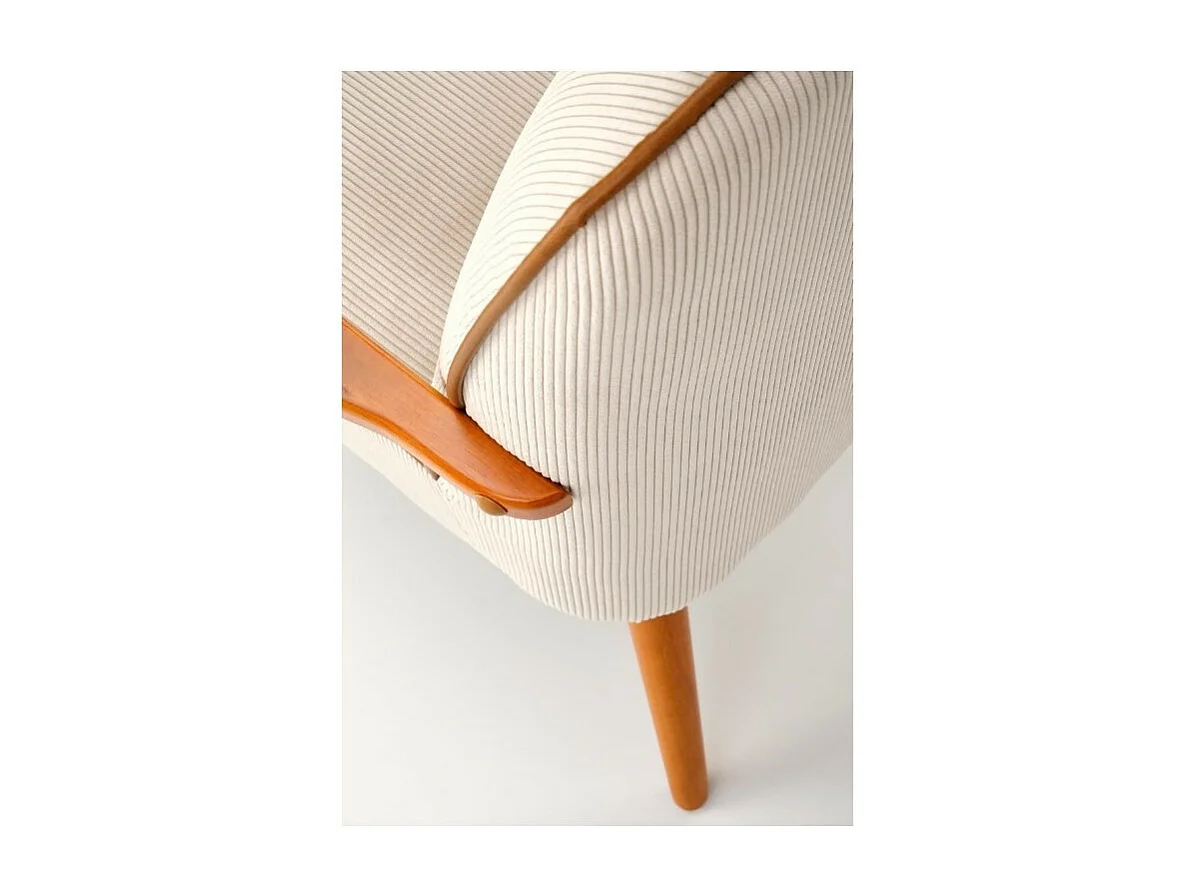 Sedia da salotto in tessuto beige con gambe in legno di noce GAEL