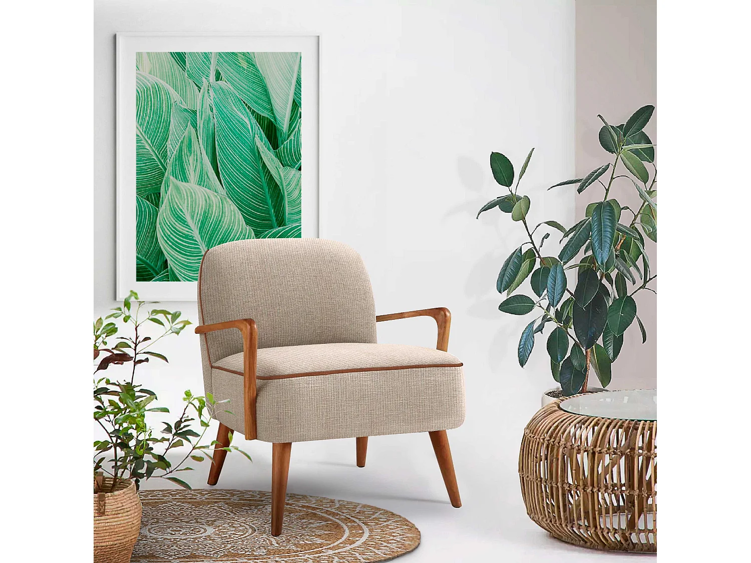 Fauteuil lounge en tissu beige avec pieds en bois de noyer GAEL