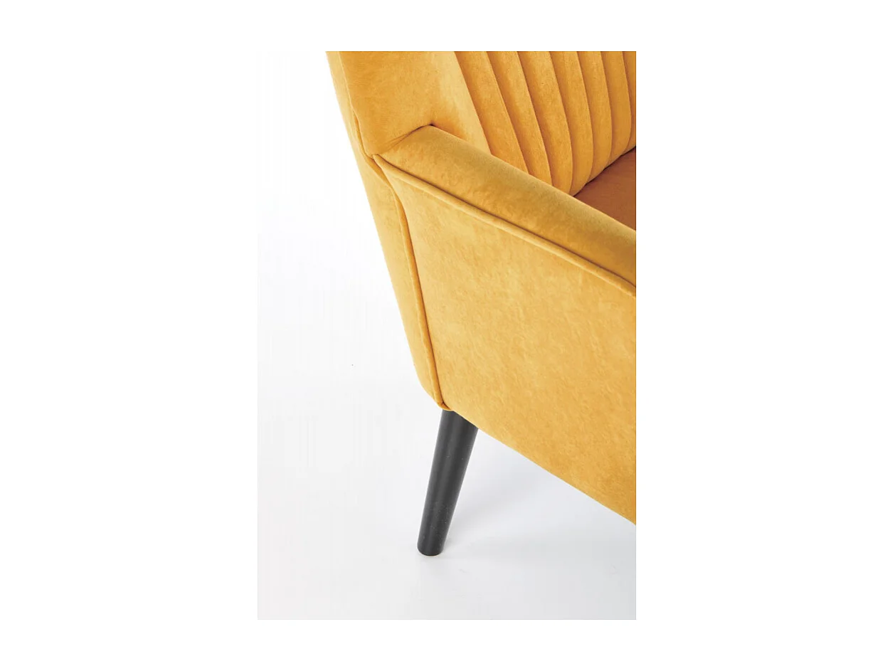 Sillón contemporáneo de terciopelo amarillo mostaza con respaldo alto y patas de madera maciza negra CYRUS