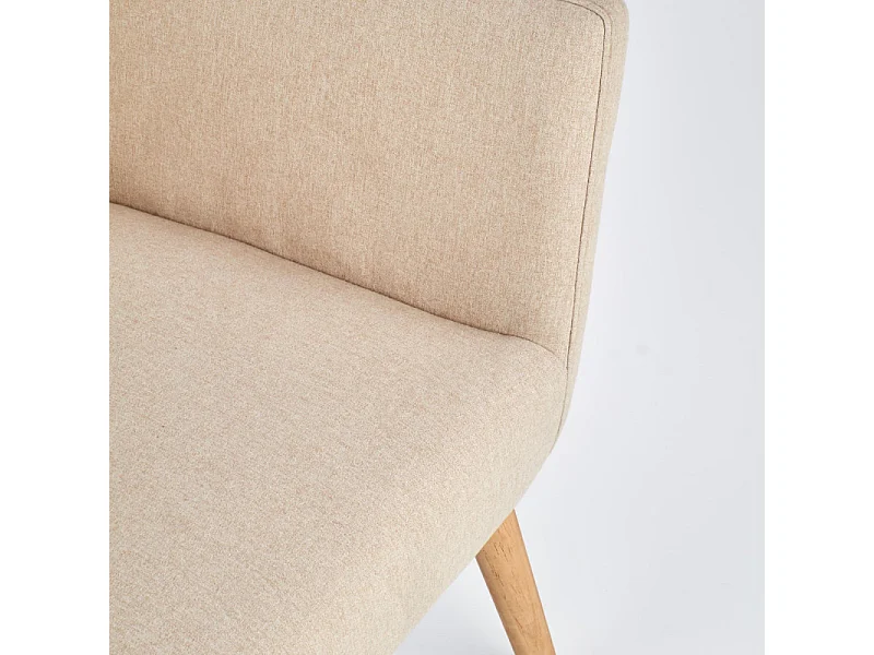 Fauteuil rembourré en tissu beige avec dossier haut et pieds en bois de caoutchouc WISH
