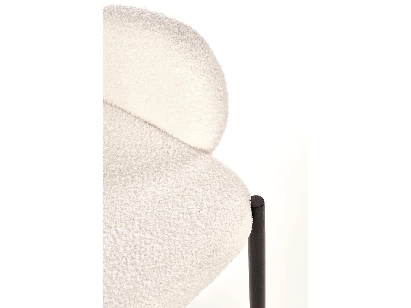 Silla contemporánea en tejido bouclé crema con brazos y patas de metal negro HORN