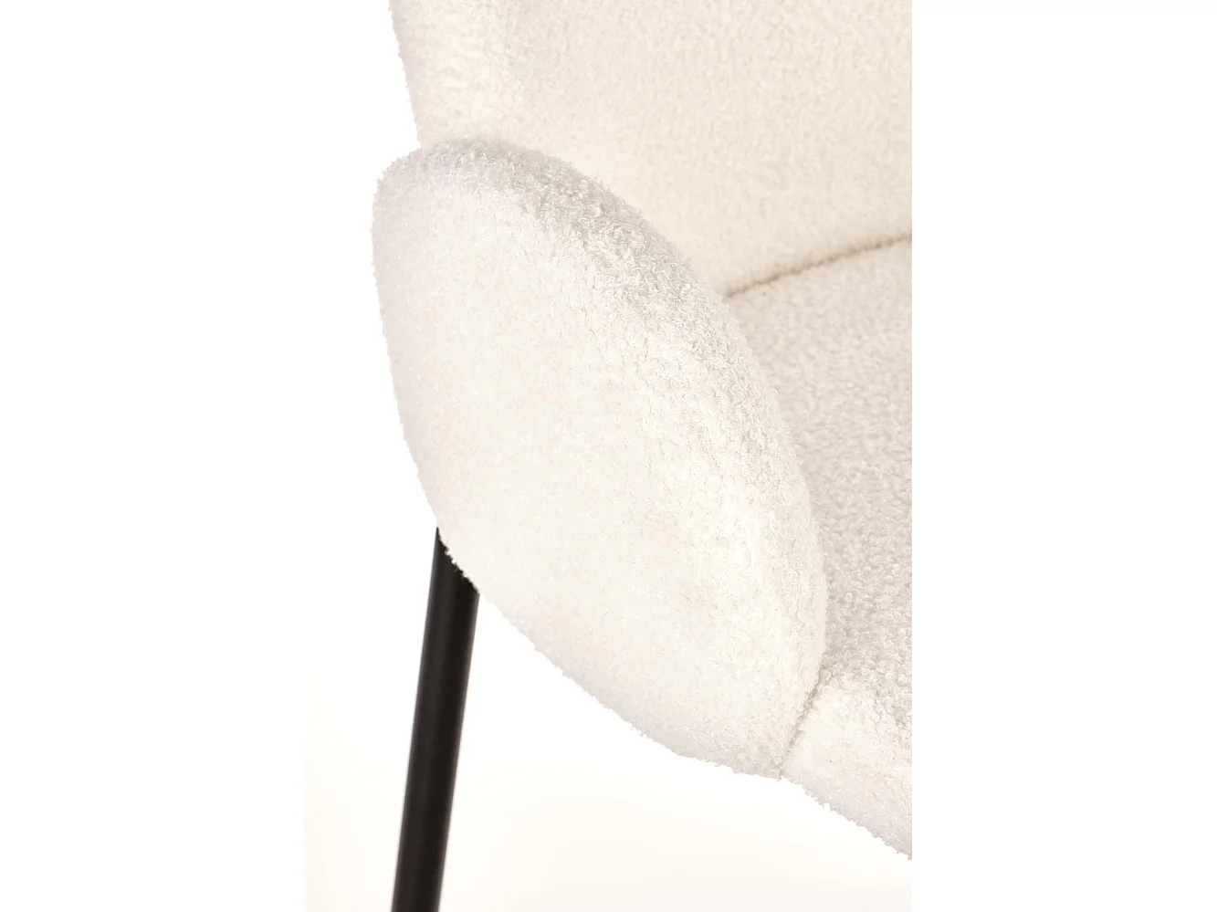 Silla contemporánea en tejido bouclé crema con brazos y patas de metal negro HORN