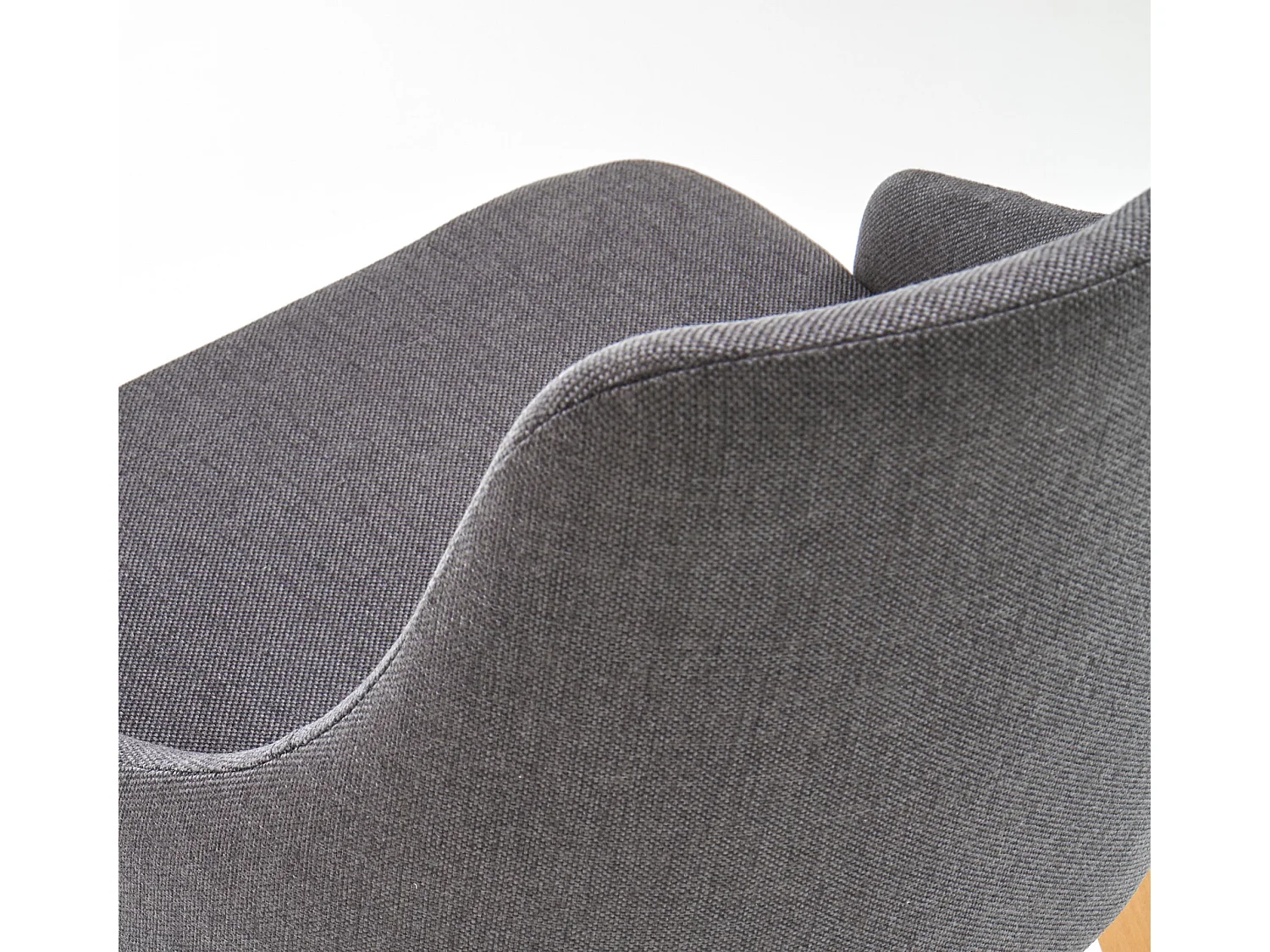 Silla de diseño escandinavo en madera de vainilla y gris