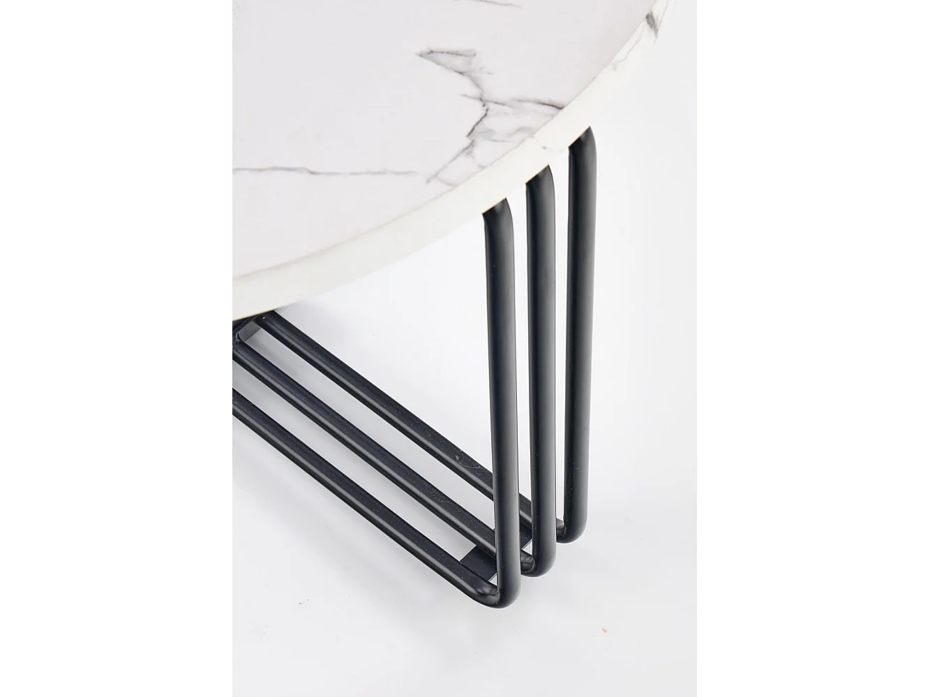 Mesa de centro redonda con tapa de mármol blanco y estructura de metal negro ARUM-M