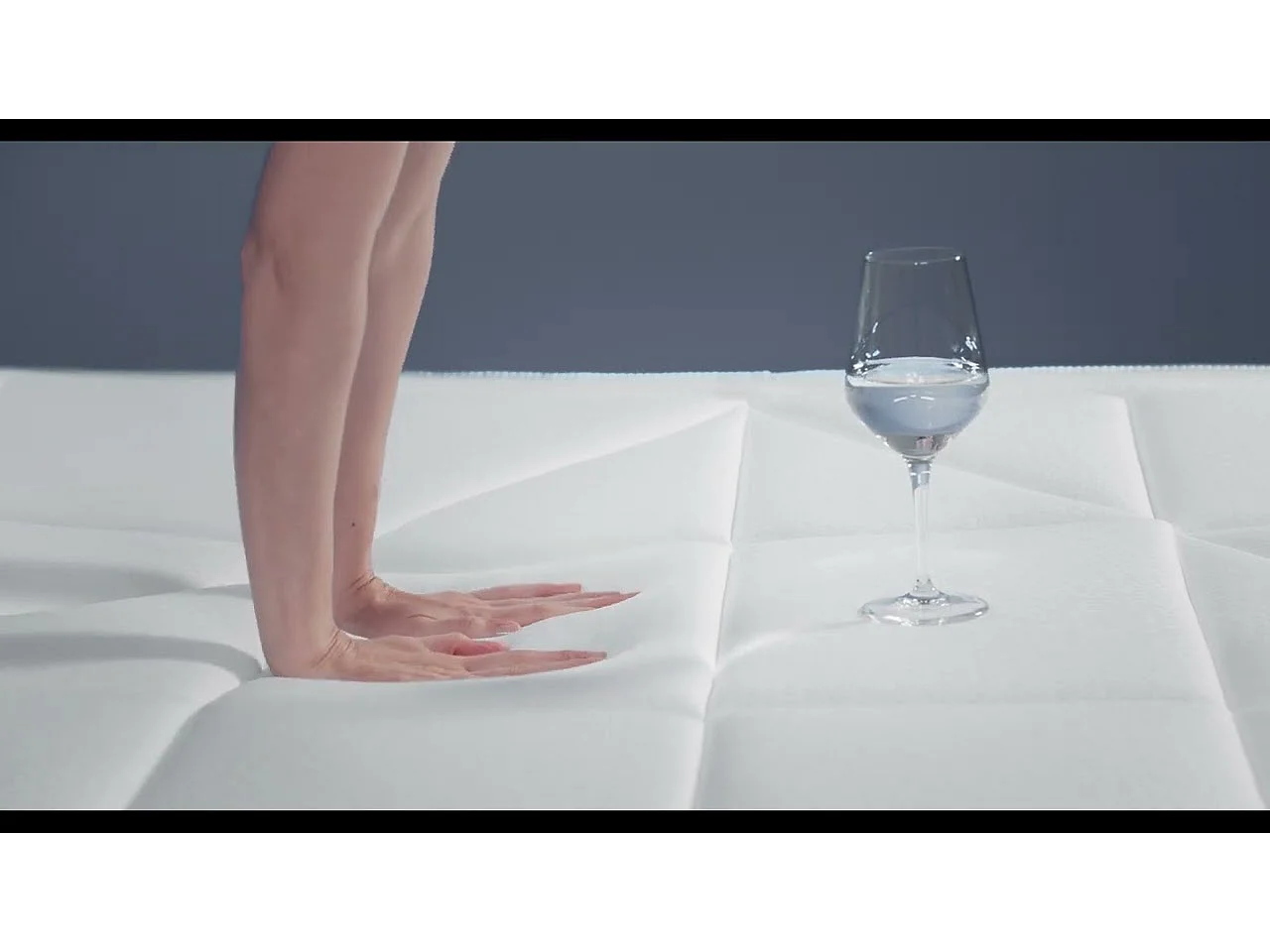 Pack matelas ressorts ensachés + mémoire de forme maxi épaisseur Windsor 160x200cm + 2 oreillers + 1 couette 260x240cm