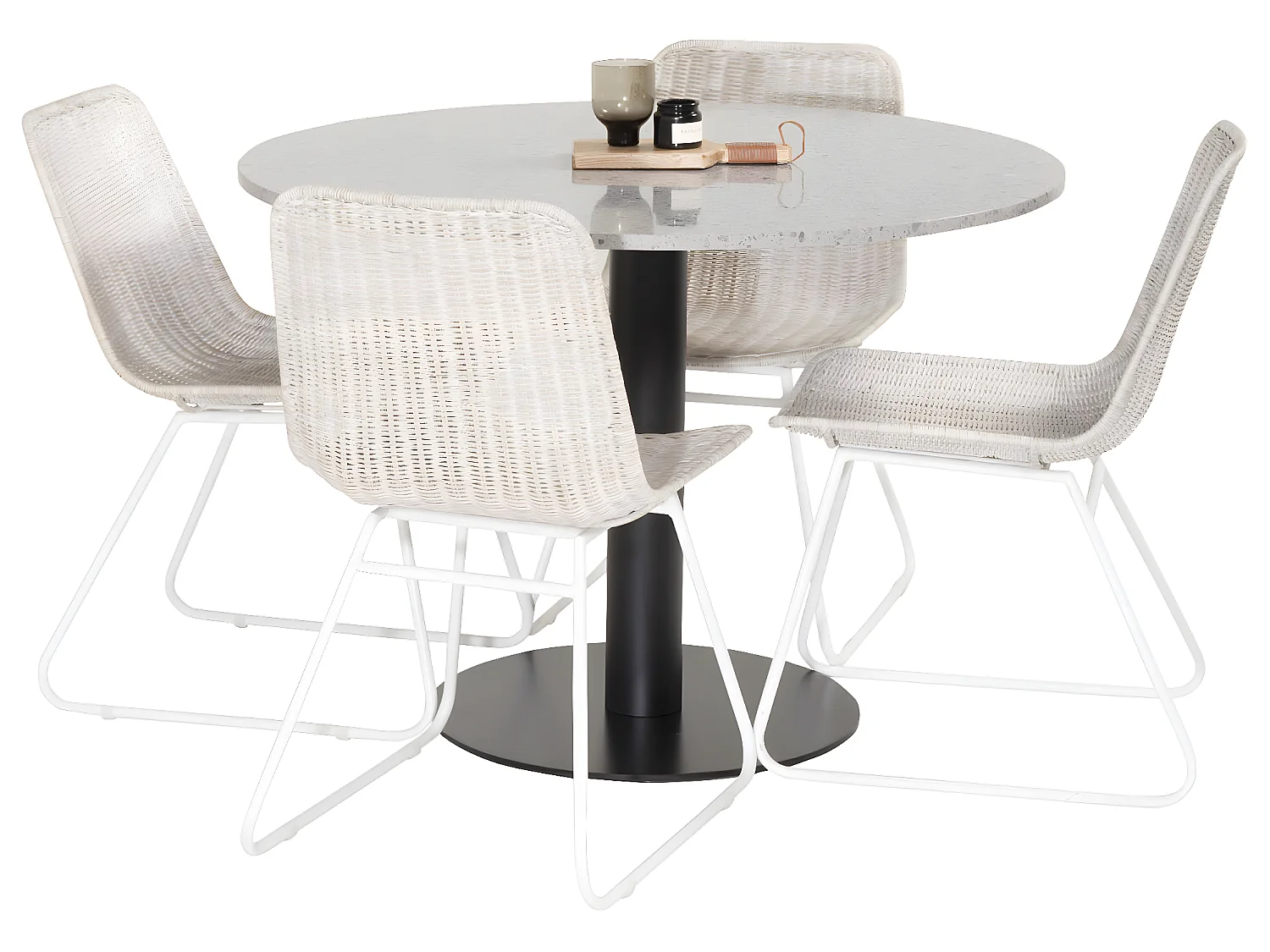 RazziaGR ensemble table, table terrazzo gris et 4 Cirebon chaises rougein whitewash.