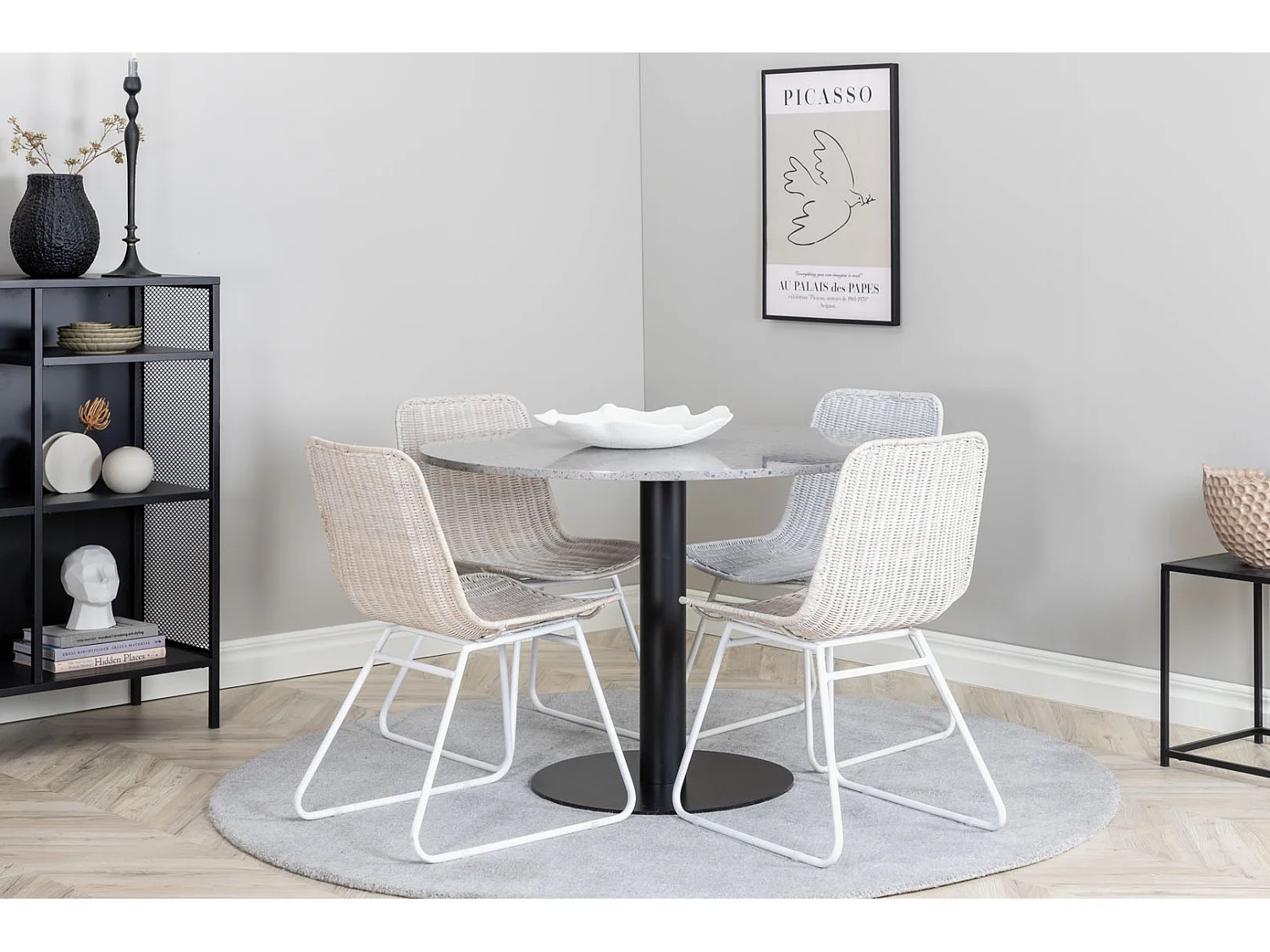 RazziaGR ensemble table, table terrazzo gris et 4 Cirebon chaises rougein whitewash.