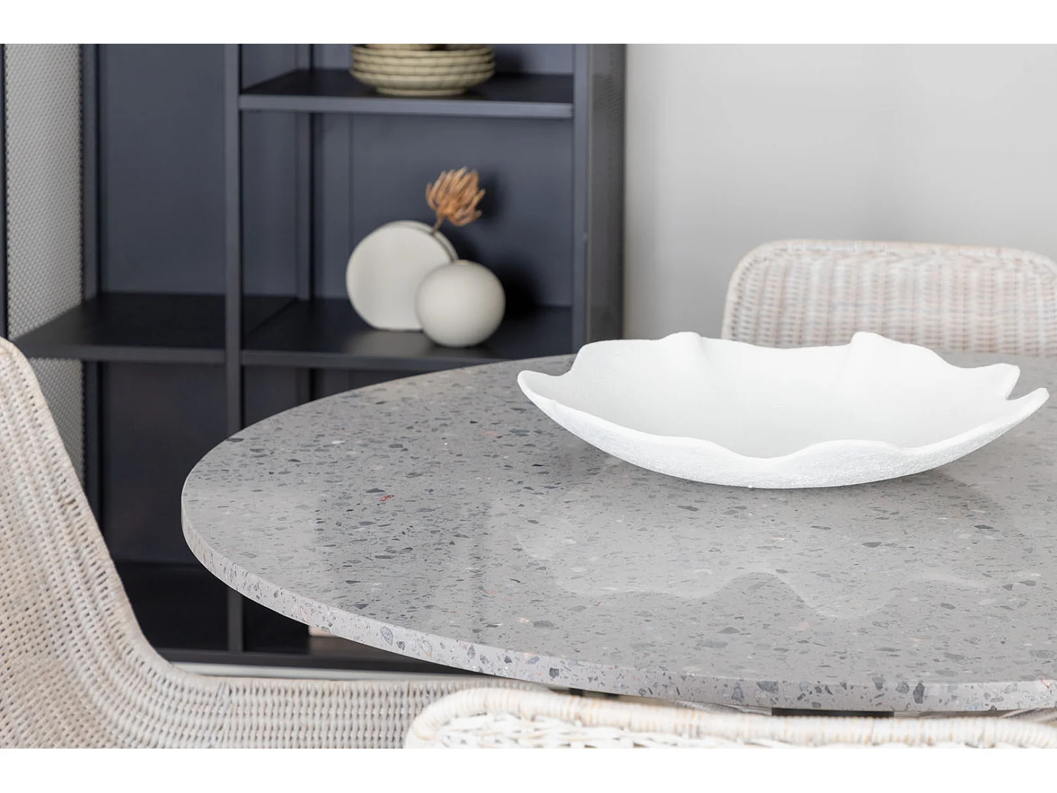 RazziaGR ensemble table, table terrazzo gris et 4 Cirebon chaises rougein whitewash.
