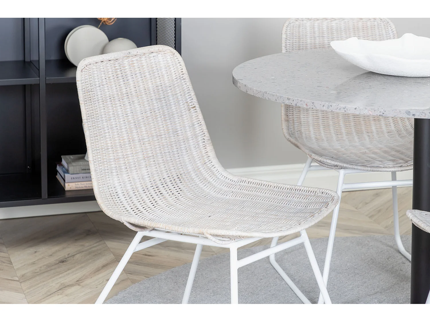 RazziaGR ensemble table, table terrazzo gris et 4 Cirebon chaises rougein whitewash.