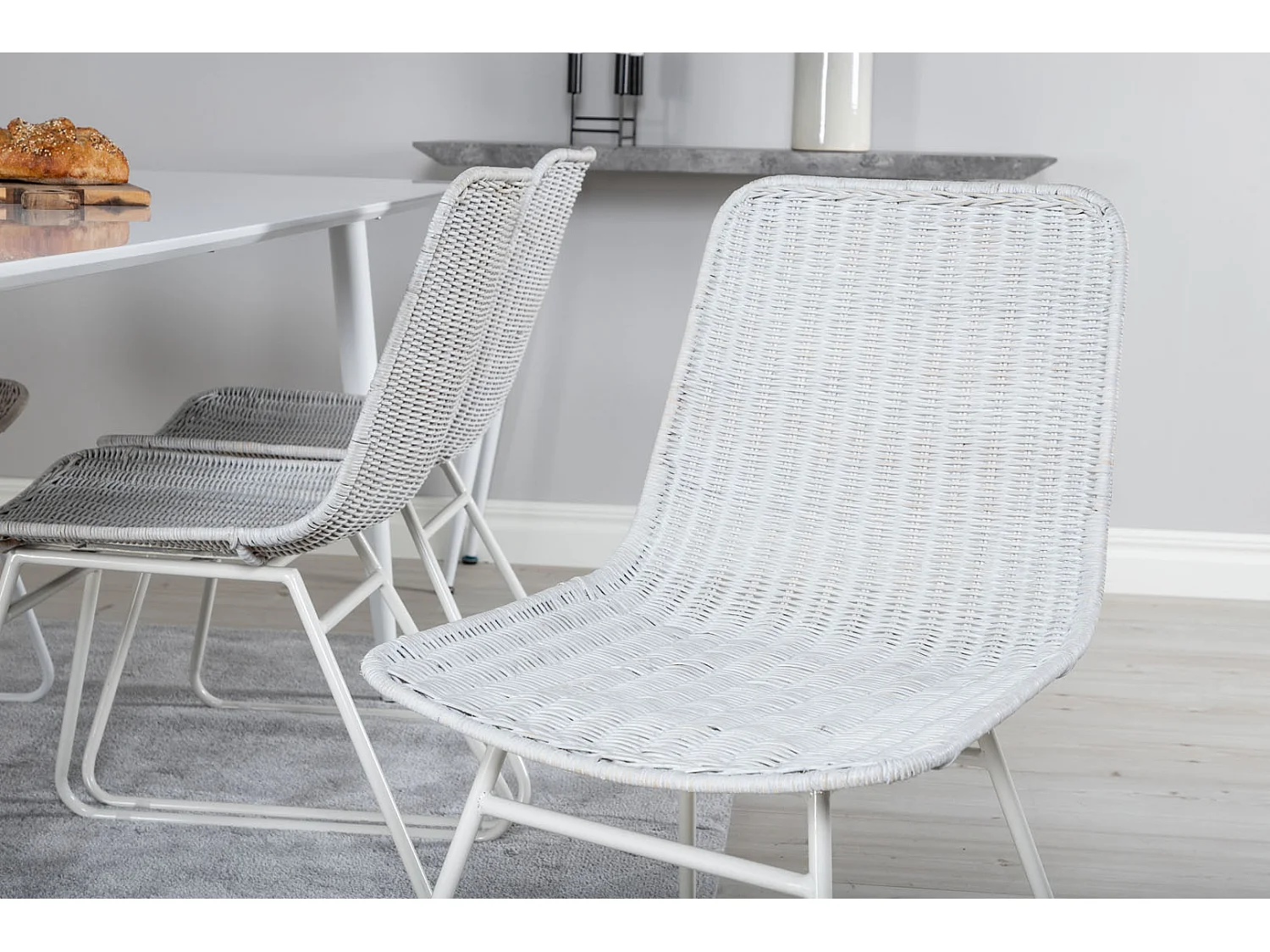 Polar180X90WHWH eethoek eetkamertafel wit en 6 Cirebon eetkamerstal rotan whitewash.