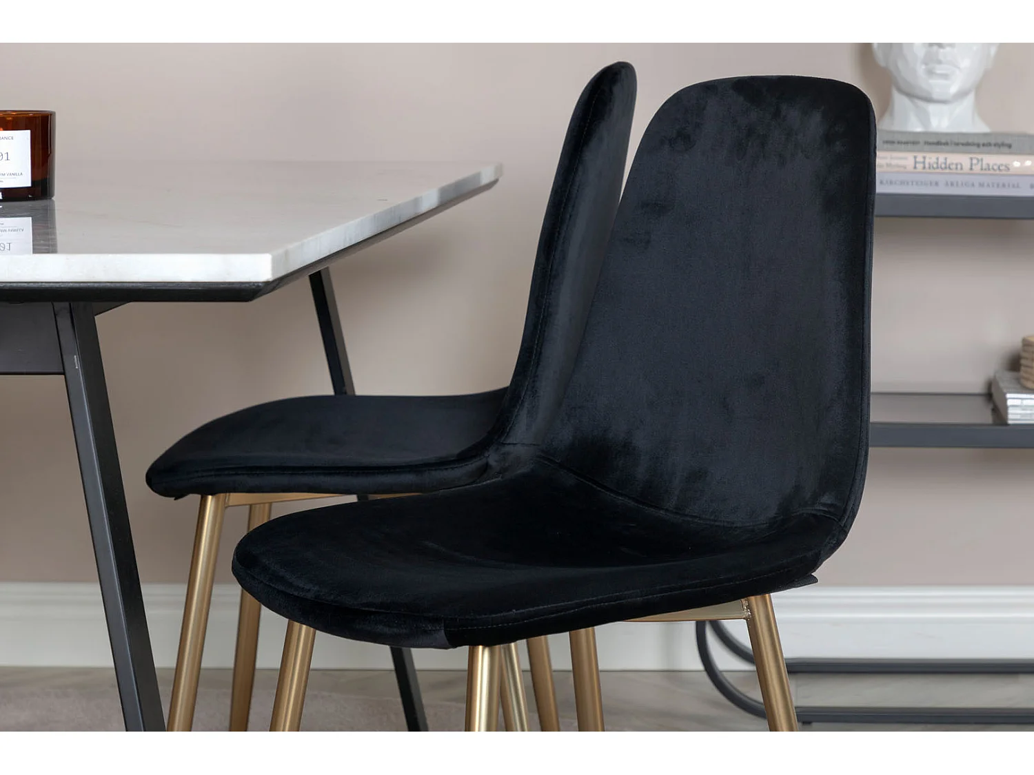 Estelle ensemble table, table marbre blanc et 4 Polar chaises Velours noir, laiton décor.