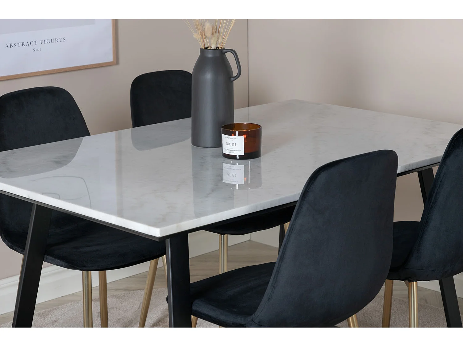 Estelle ensemble table, table marbre blanc et 4 Polar chaises Velours noir, laiton décor.