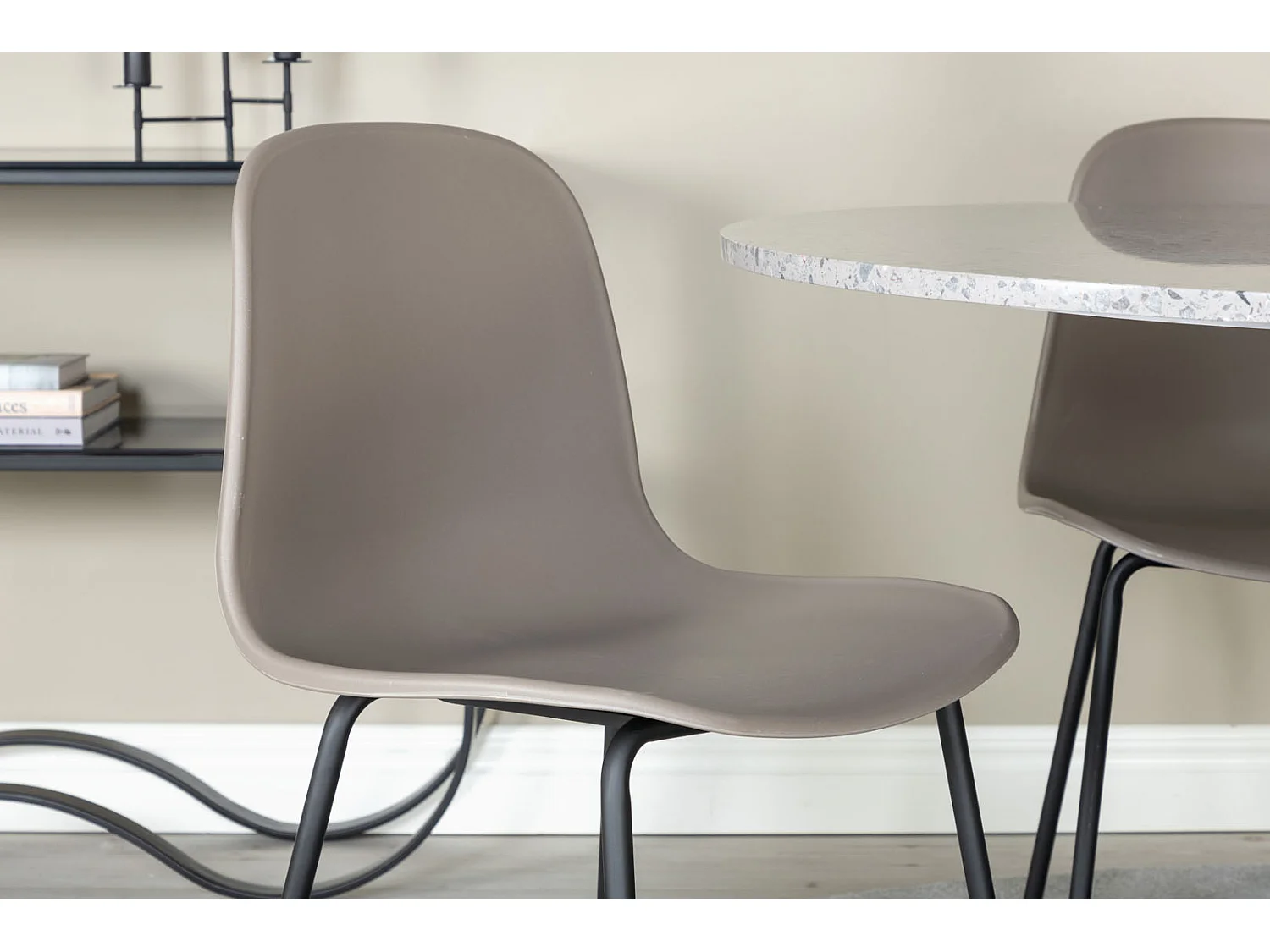 RazziaGR ensemble table, table terrazzo gris et 4 Arctic chaises kaki, noir.