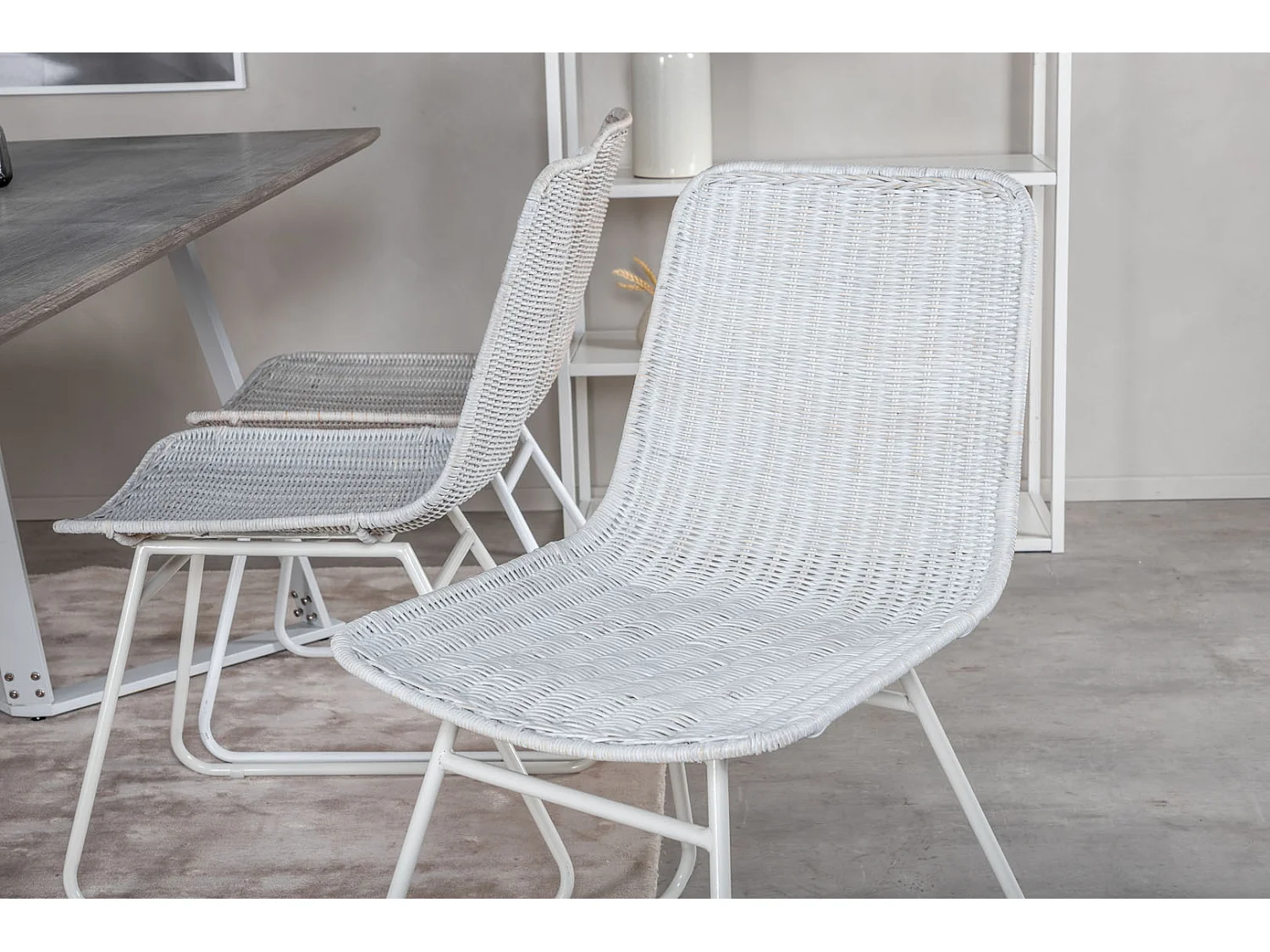 MarinaGRWH ensemble table, table gris et 6 Cirebon chaises rougein whitewash.