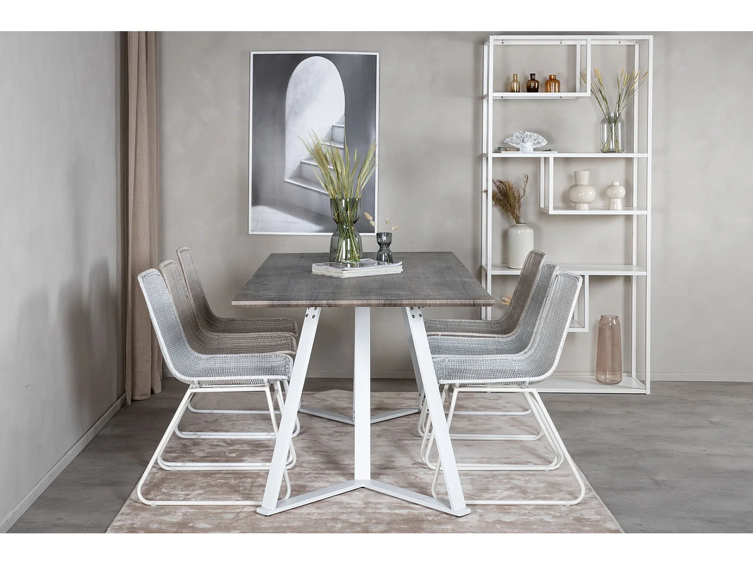 MarinaGRWH ensemble table, table gris et 6 Cirebon chaises rougein whitewash.