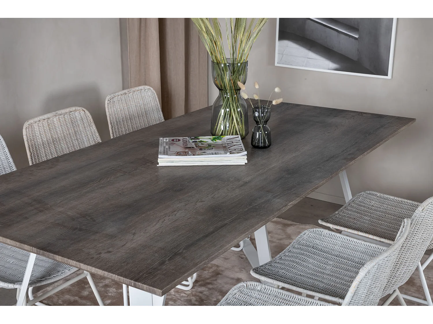 MarinaGRWH ensemble table, table gris et 6 Cirebon chaises rougein whitewash.