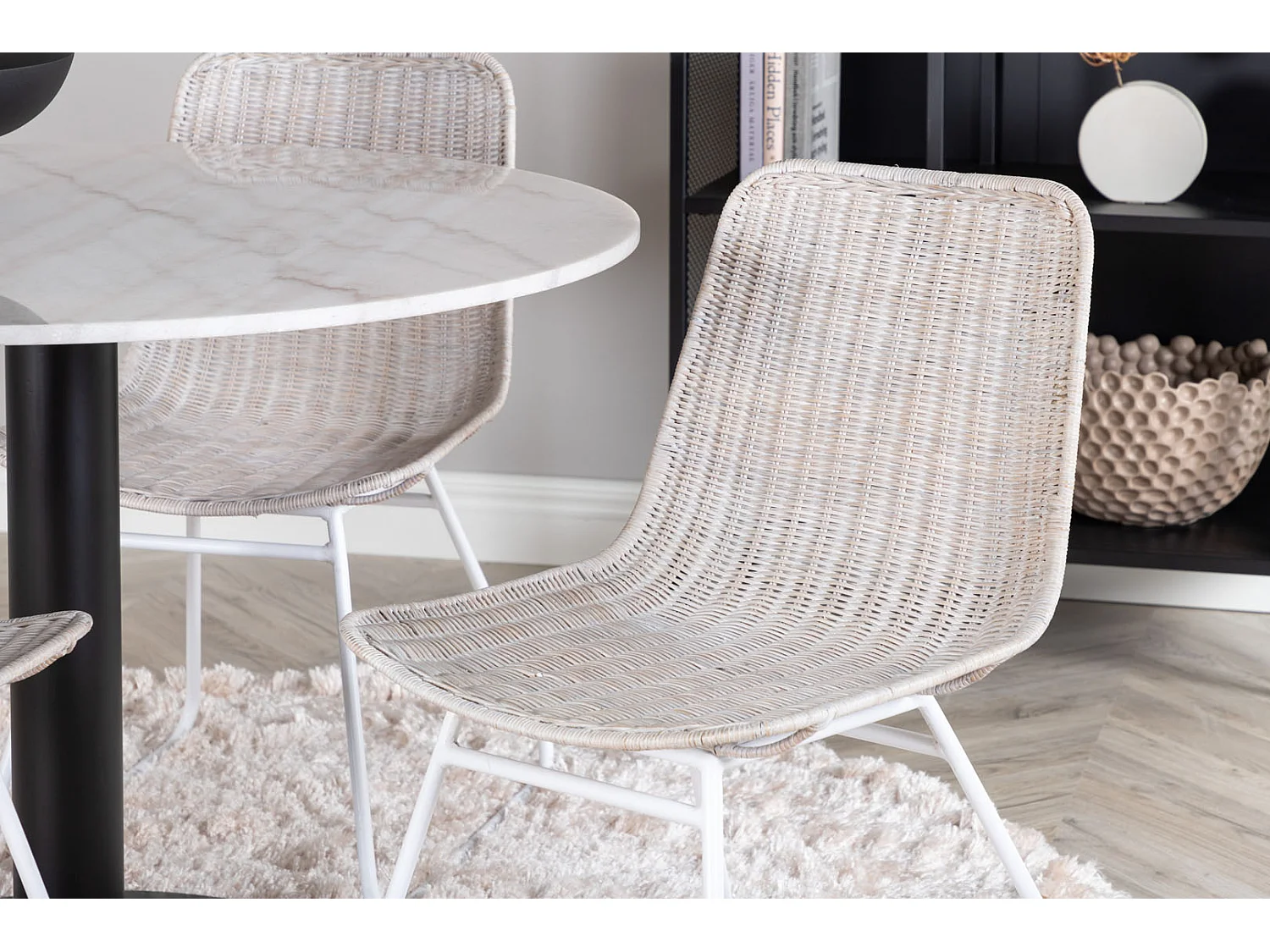 EstelleØ106WHBL ensemble table, table blanc, marbre et 4 Cirebon chaises rougein whitewash.