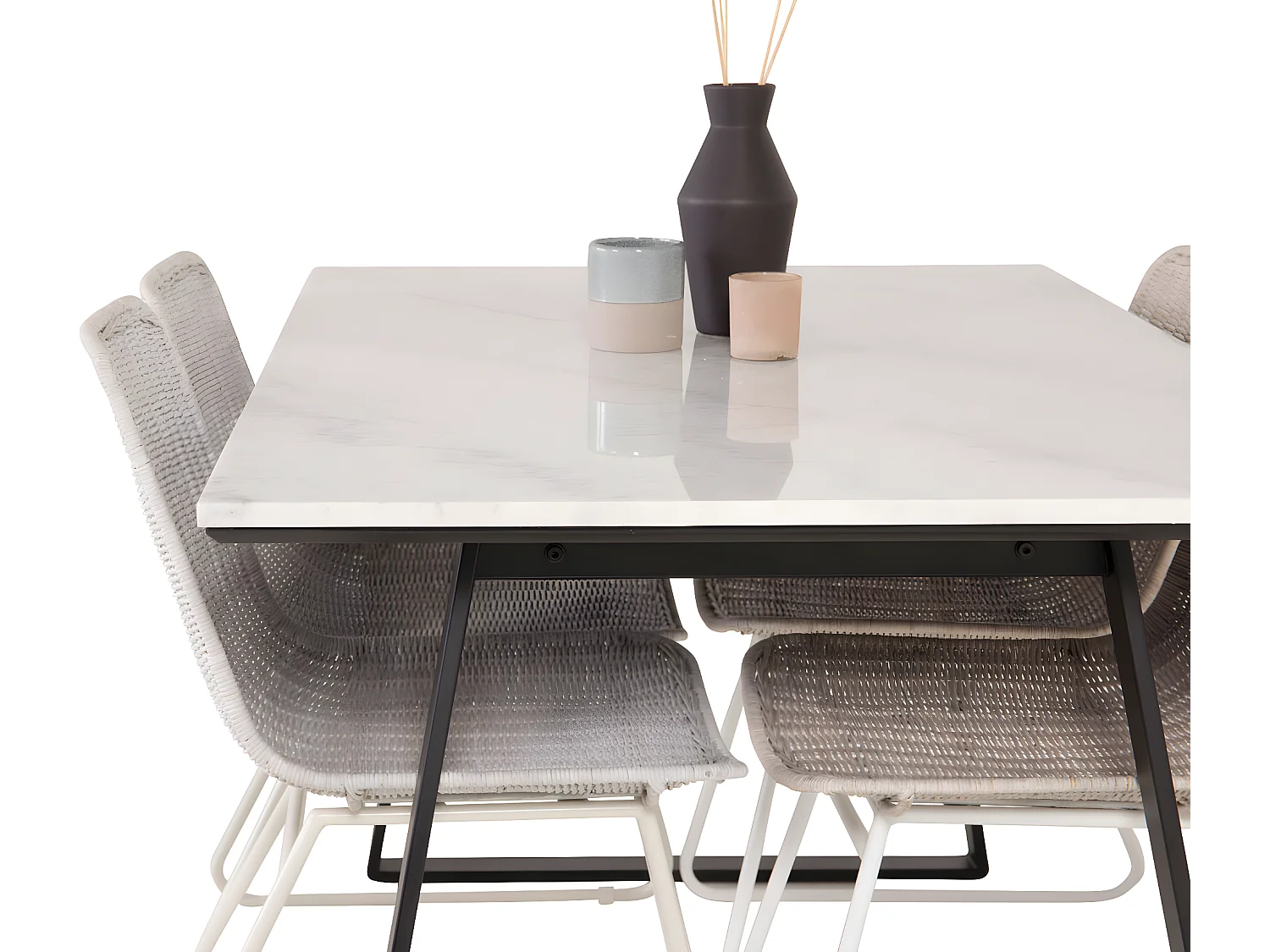 Estelle ensemble table, table marbre blanc et 4 Cirebon chaises rougein whitewash.