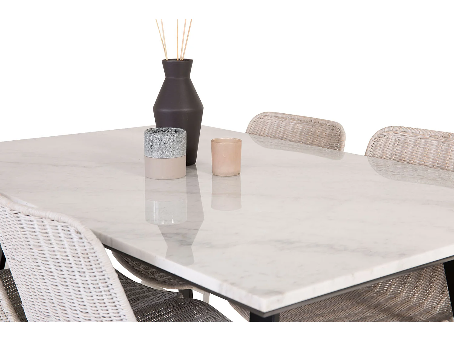 Estelle ensemble table, table marbre blanc et 4 Cirebon chaises rougein whitewash.