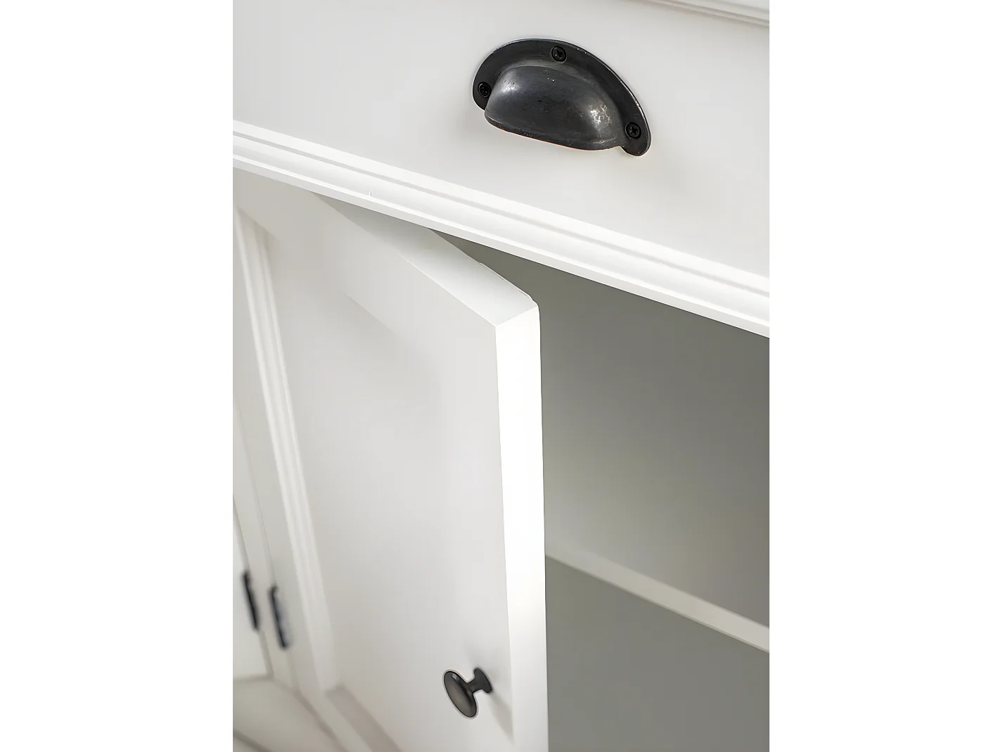 HalifaxContrast buffet 5 portes, 2 grande og 1 petit tiroir blanc, noir.