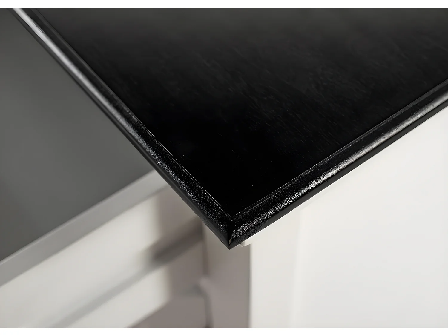 HalifaxContrast buffet 5 portes, 2 grande og 1 petit tiroir blanc, noir.