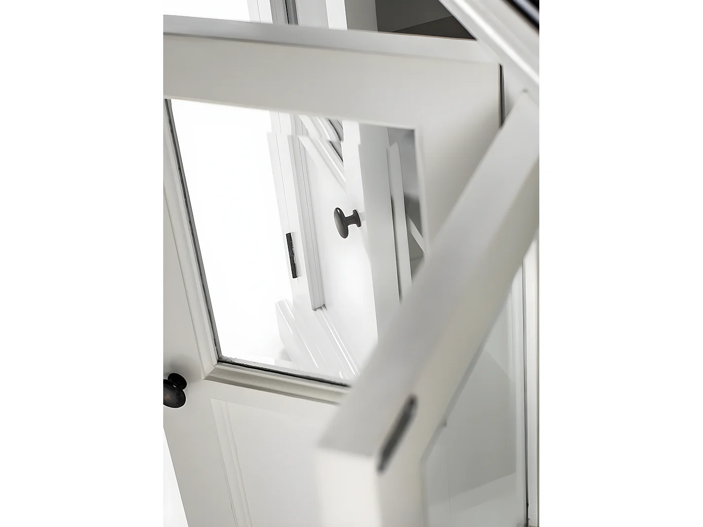 HalifaxContrast buffet 4 portes blanc, noir.