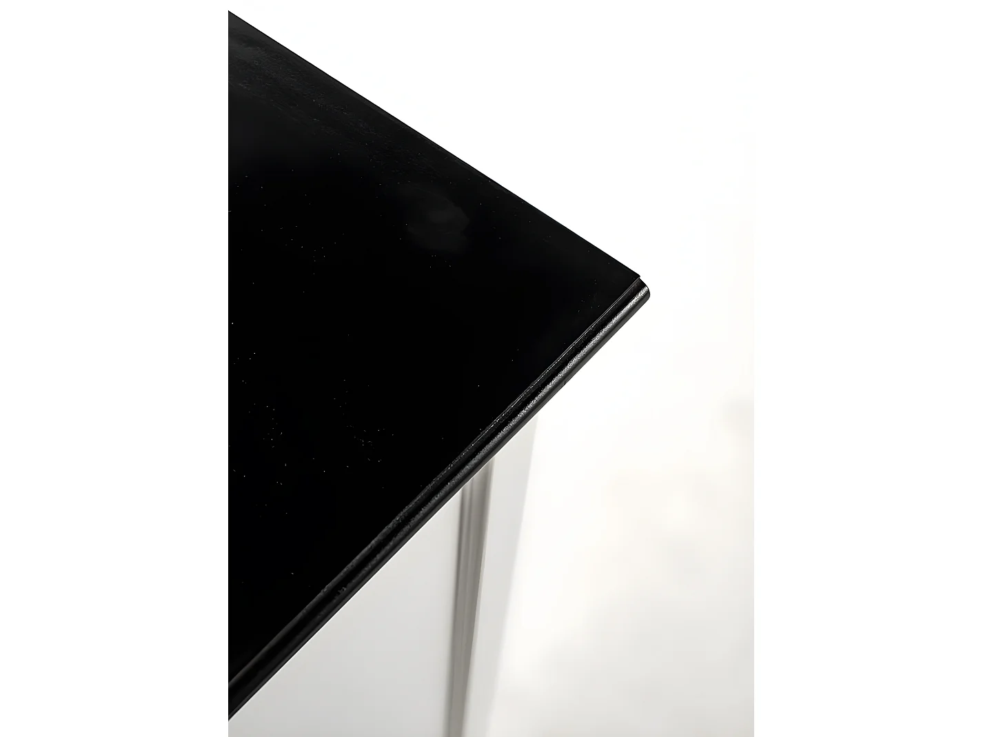 HalifaxContrast buffet 4 portes blanc, noir.