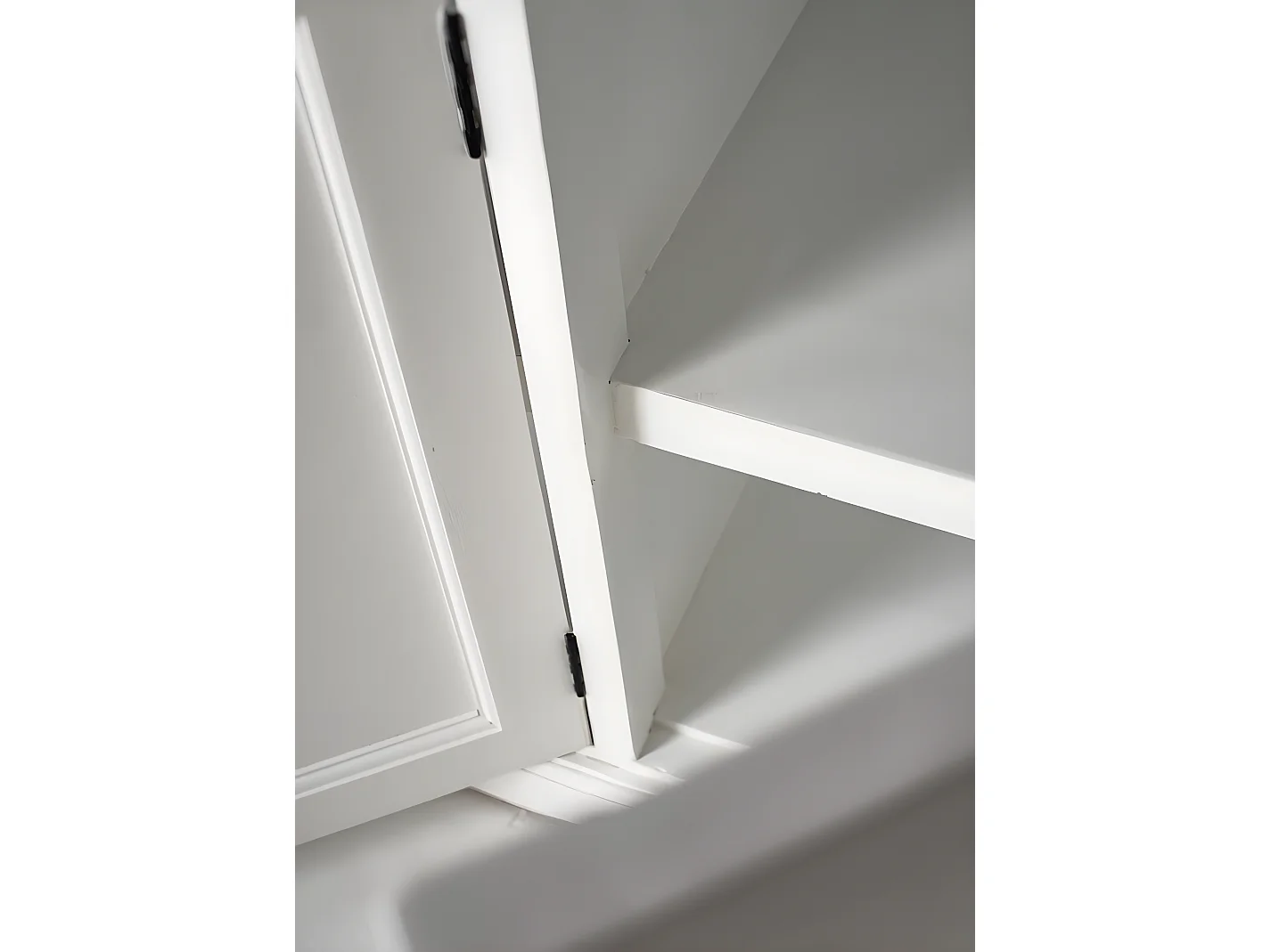 HalifaxContrast dressoir 4 deuren, 4 laden wit, zwart.