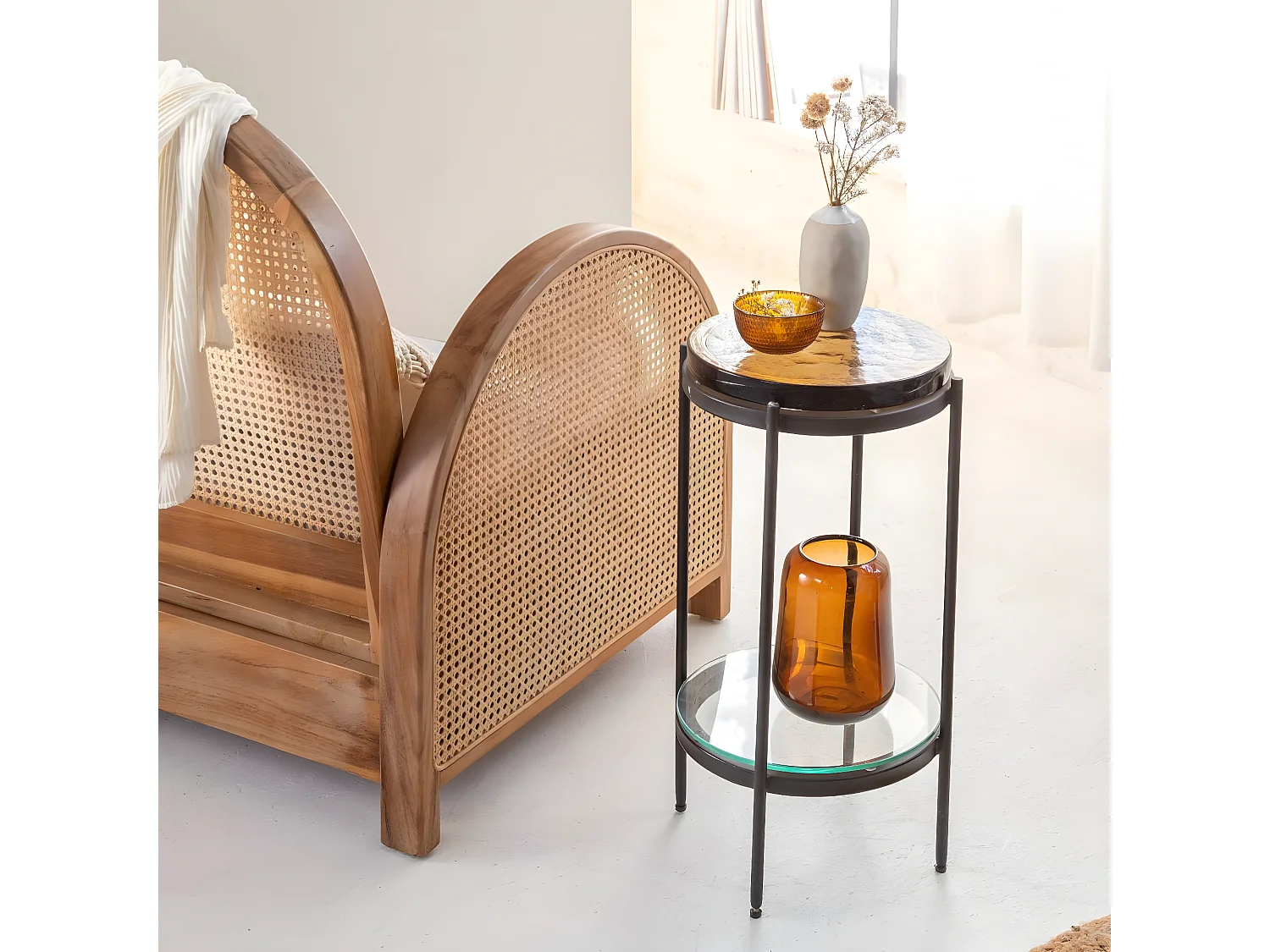 Mesa auxiliar de vidrio ahumado Lise con base de metal negro