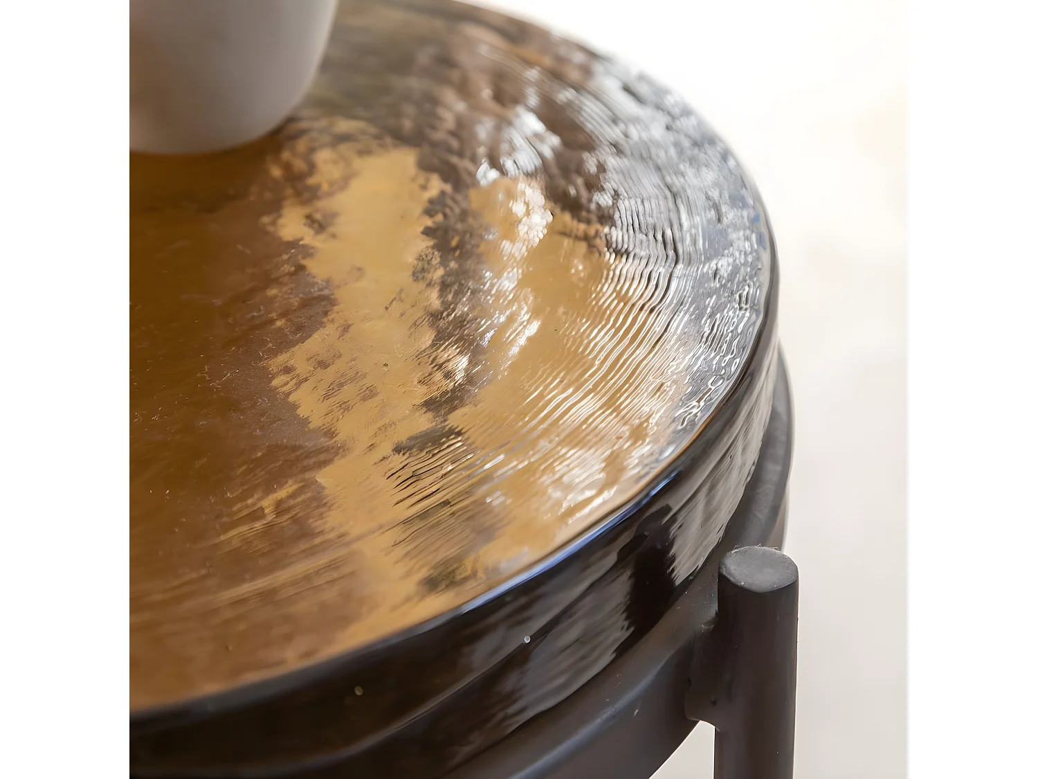 Mesa auxiliar de vidrio ahumado Lise con base de metal negro