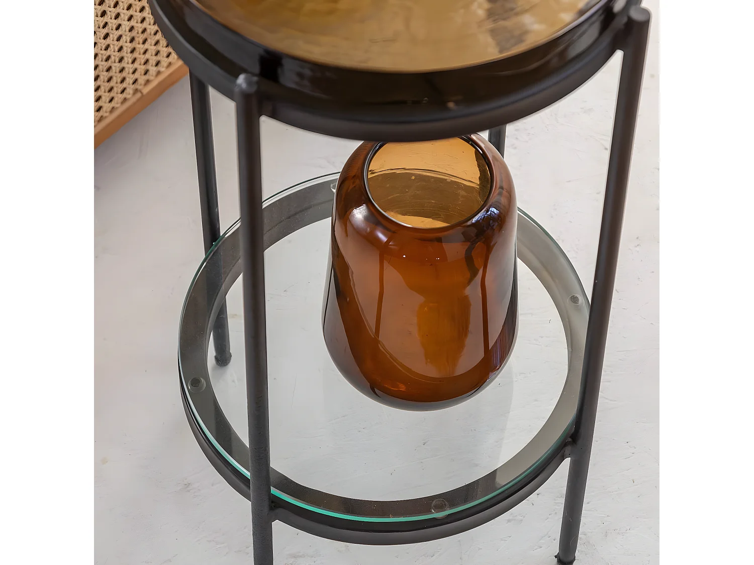 Mesa auxiliar de vidrio ahumado Lise con base de metal negro