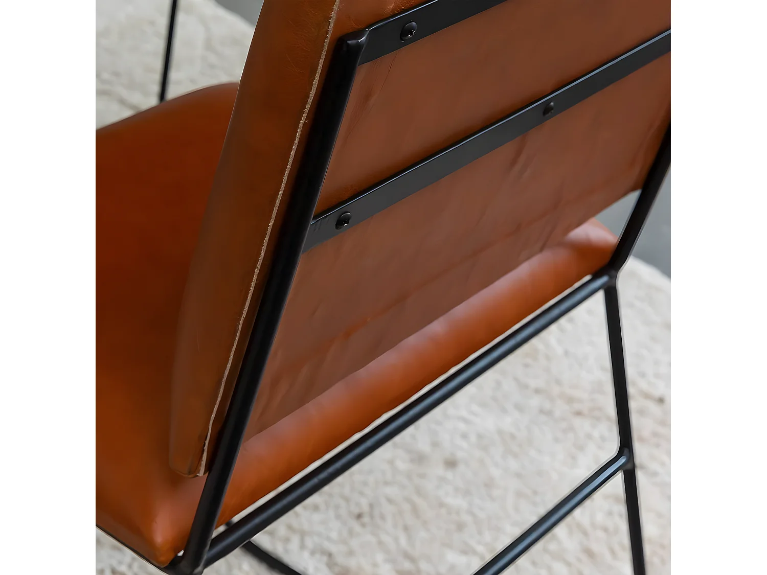 Juego de 2 sillas de cuero marrón y metal negro Arthur con diseño vintage y acabados modernos