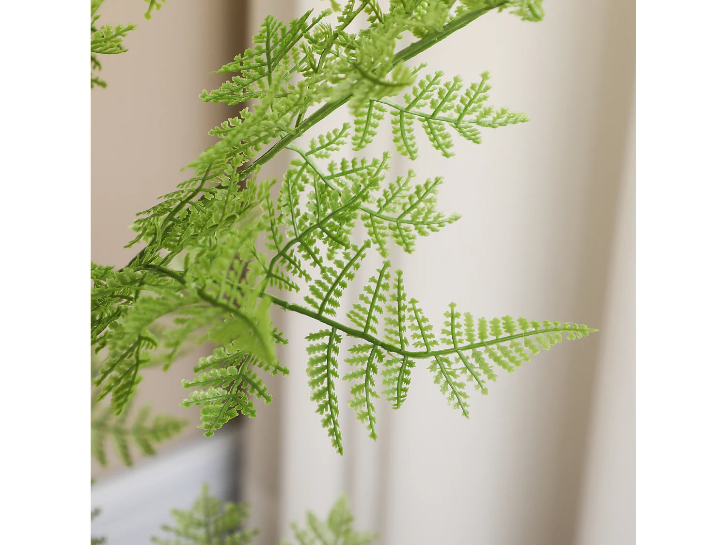 Plante artificielle aspect haute fougère H. 155 cm 28 feuilles denses réalistes pot inclus noir avec lichen vert