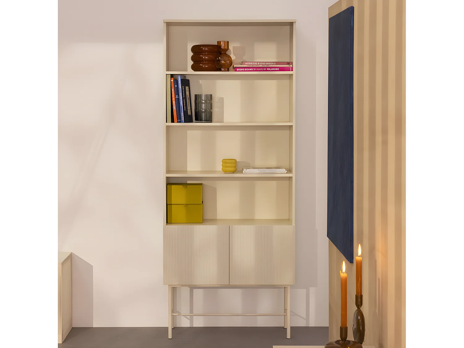 Molly - Bibliothèque 4 niches, 2 portes en bois et métal H200cm - Crème