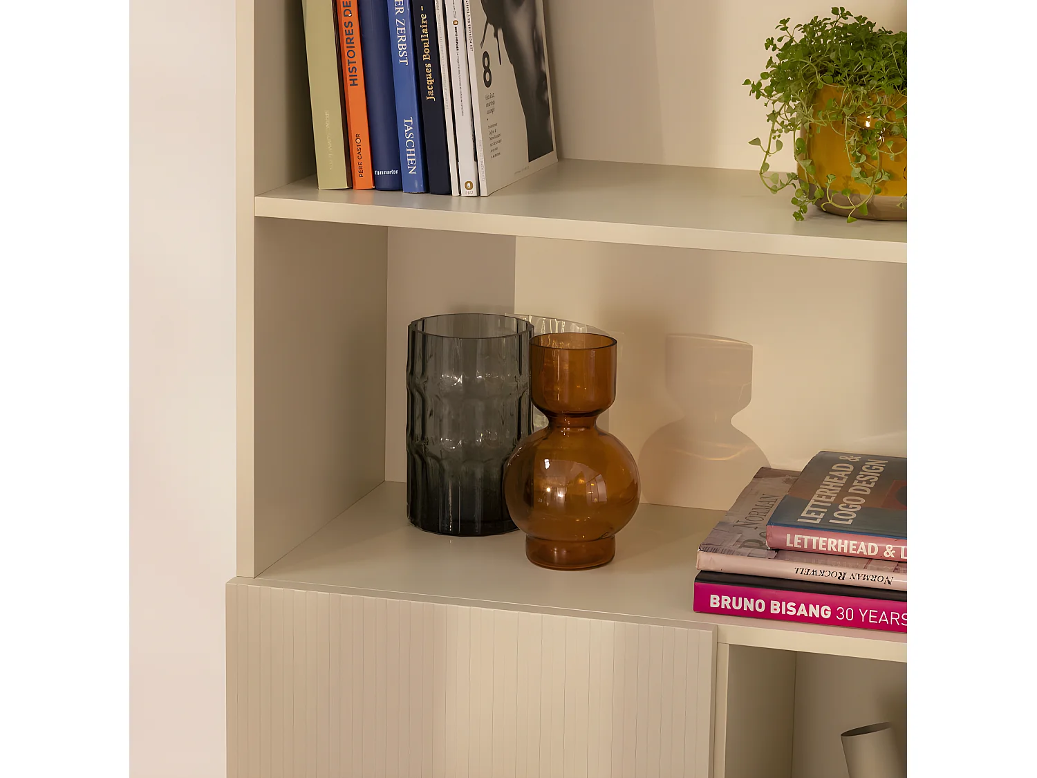 Molly - Bibliothèque 4 niches, 2 portes en bois et métal H200cm - Crème