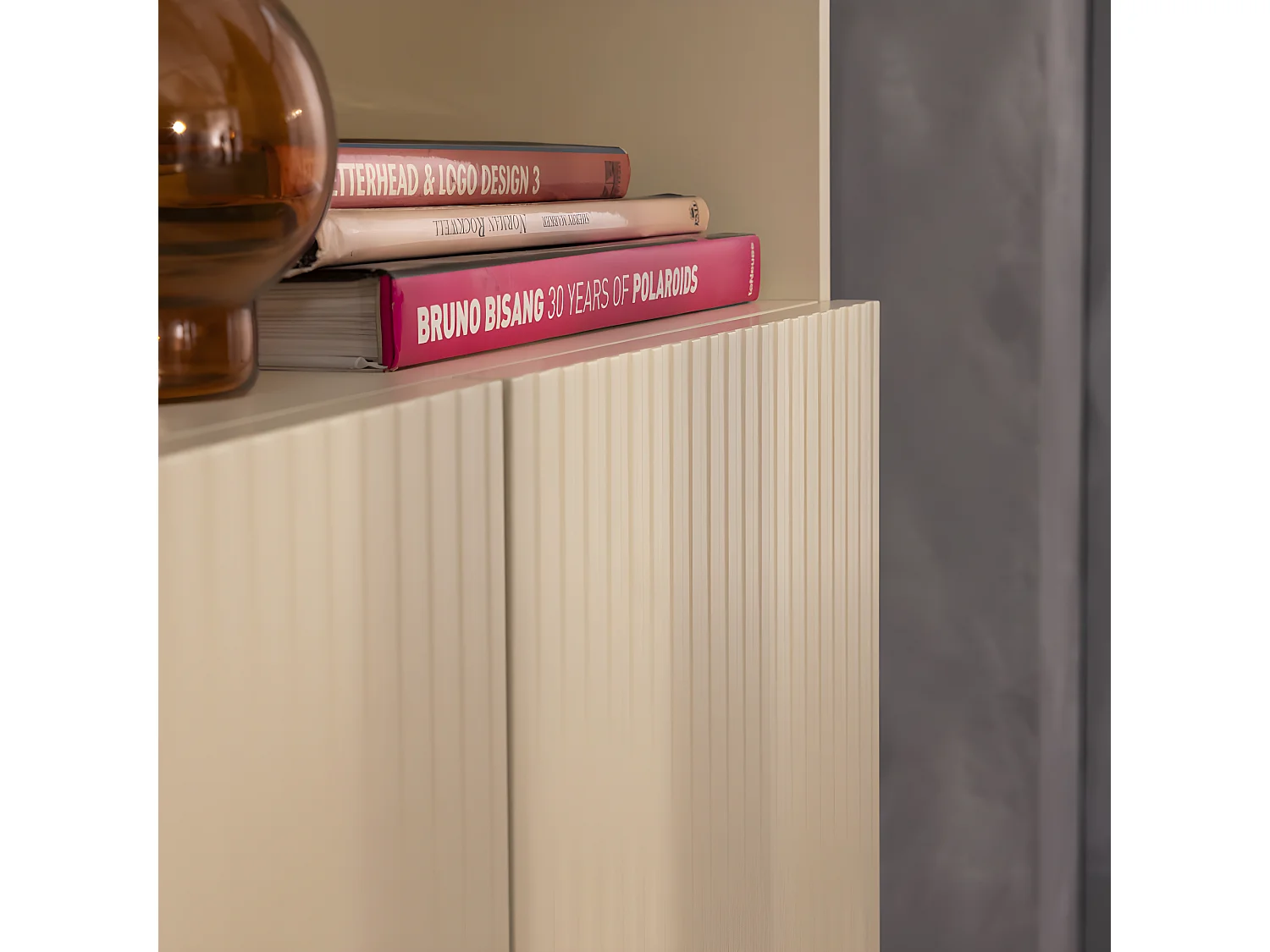 Molly - Bibliothèque 4 niches, 2 portes en bois et métal H200cm - Crème