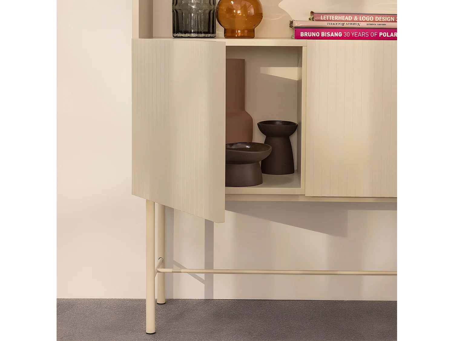 Molly - Bibliothèque 4 niches, 2 portes en bois et métal H200cm - Crème