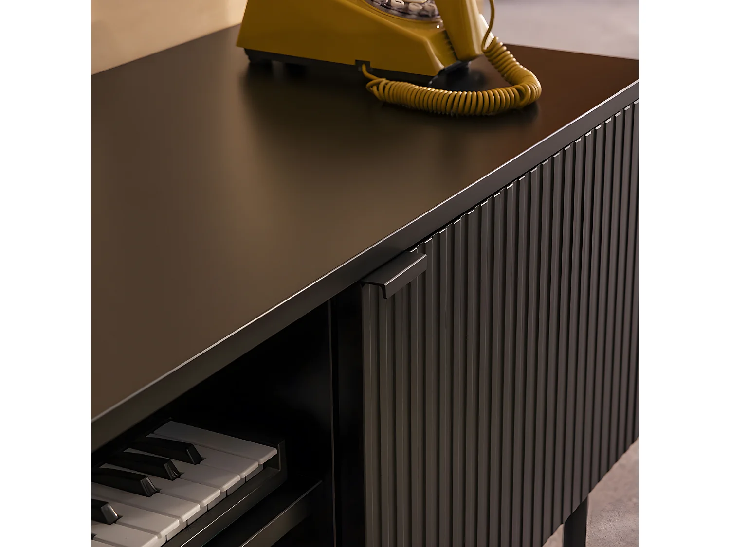 Molly - Meuble tv 2 portes, 2 niches en bois et métal L150cm - Noir