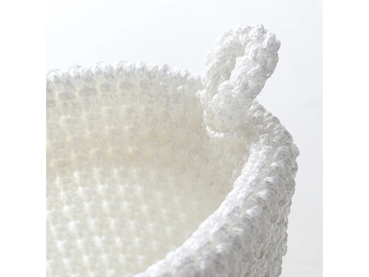 Cesto redondo de malha de crochê branco 12x10cm