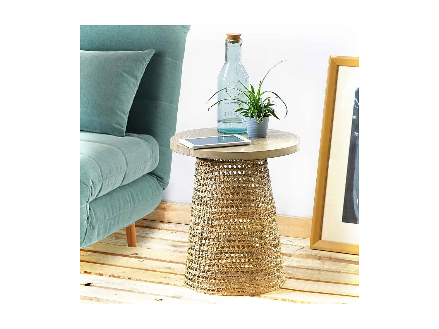 Stolik boczny z bambusowym blatem i rattanowymi nogami