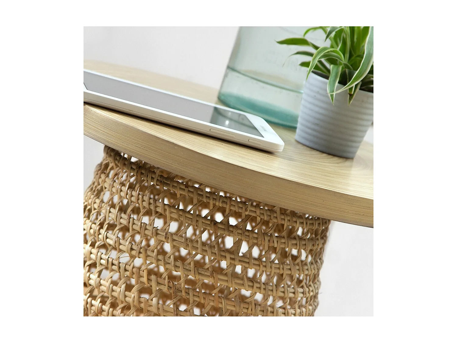Stolik boczny z bambusowym blatem i rattanowymi nogami