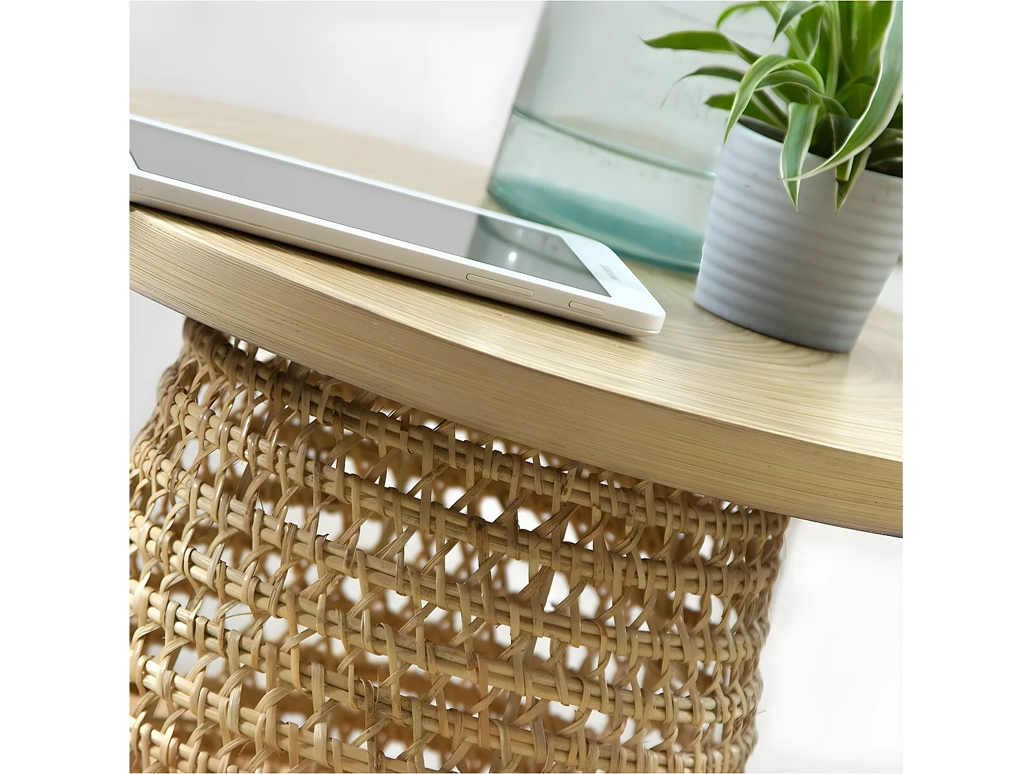 Mesa auxiliar con tabla de bambú pata ratán