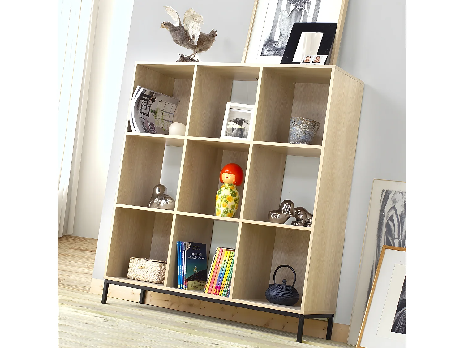 Regal mit 9 Fächern und Metallfüßen