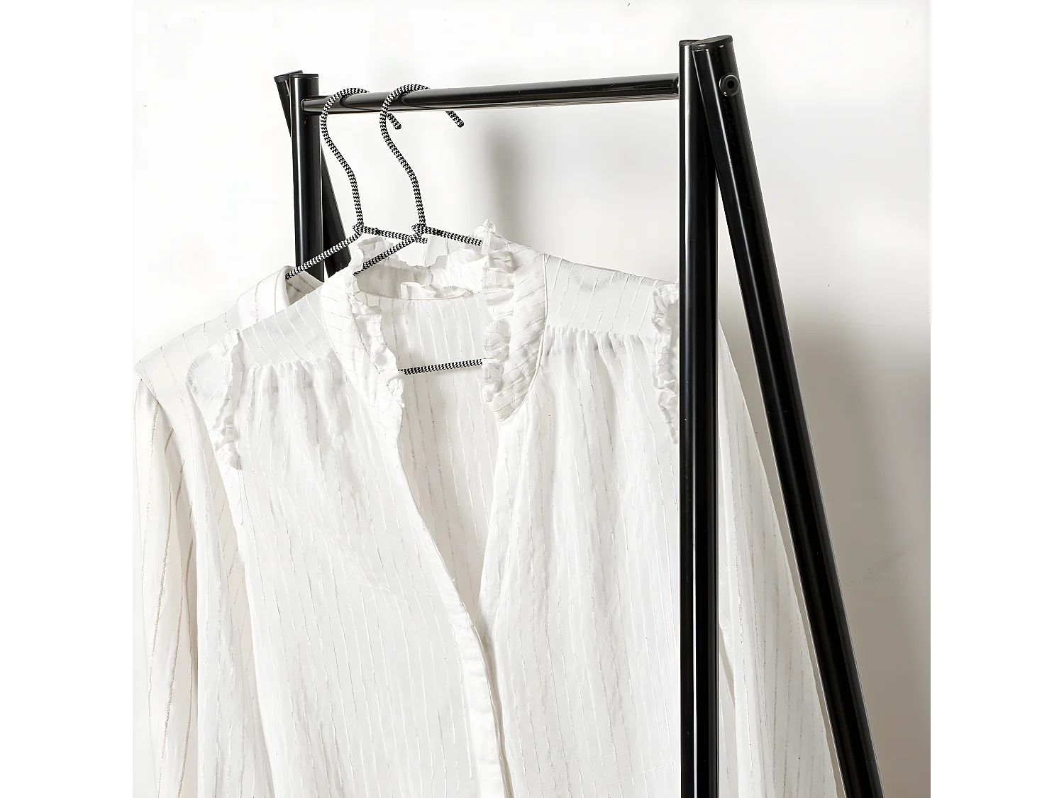 Gardorenständer mit 2 Regalen im Industrial-Stil