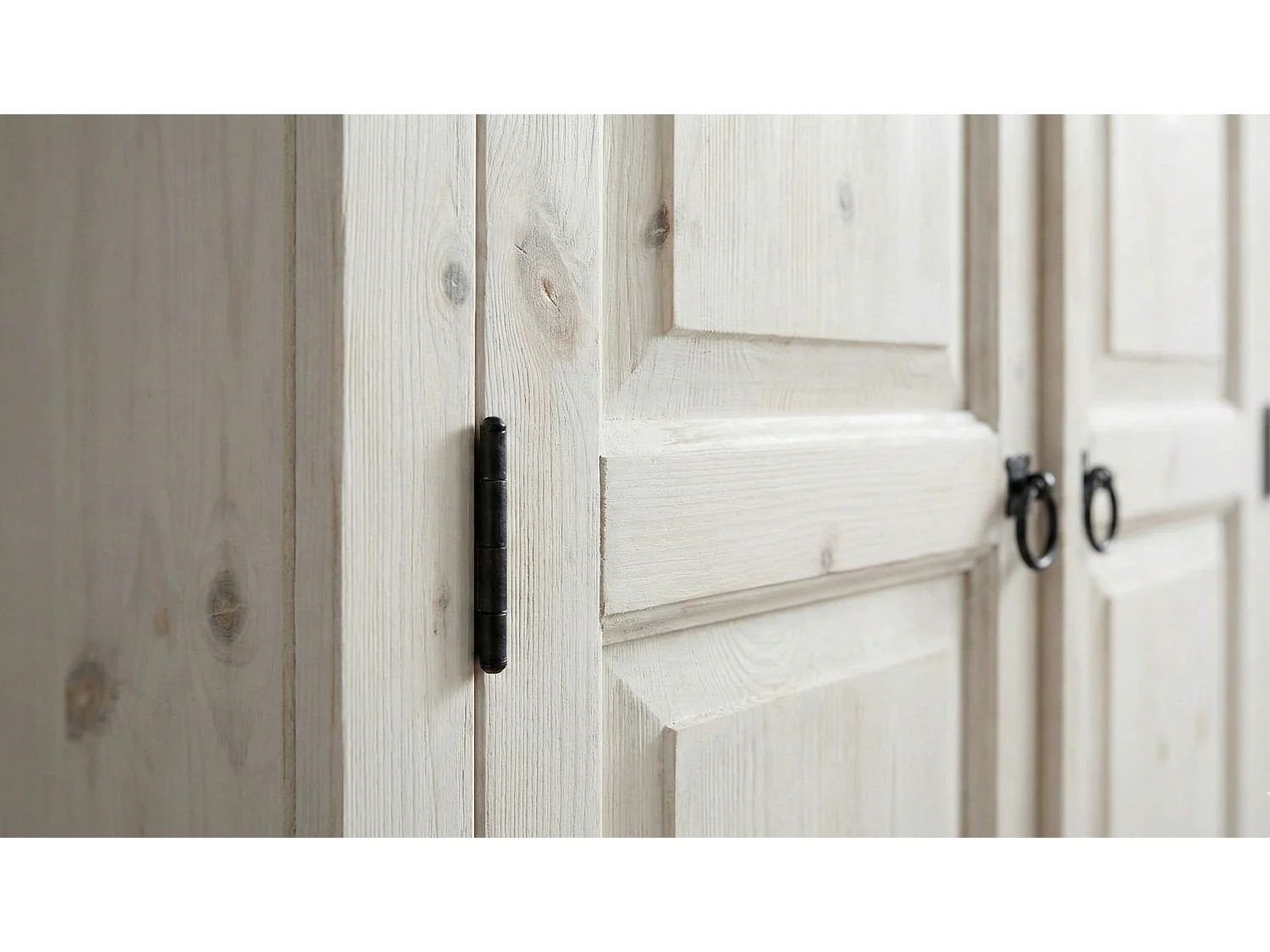New Mexico Armoire 3 portes avec une porte miroir, 2 portes lambrissées et 3 tiroirs, en blanc ciré.